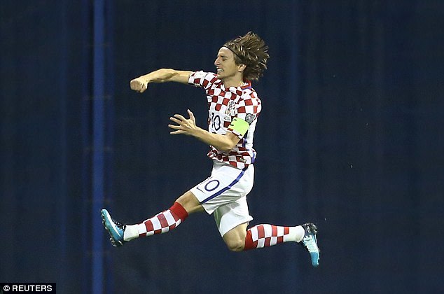 Modric châm ngòi, Croatia chạm một tay vào vé World Cup