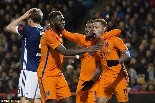 Cựu sao MU giúp Hà Lan hạ Scotland