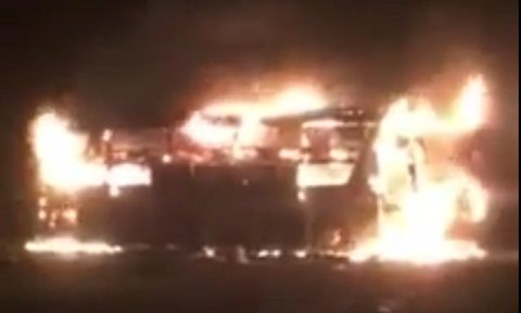 Xe khách giường nằm cháy rụi lúc rạng sáng