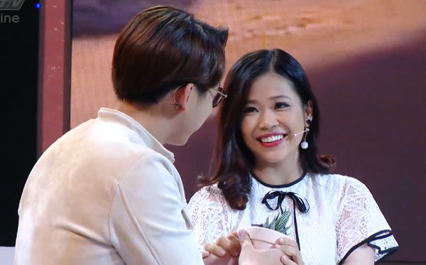 MC Quang Bảo là khách mời đầu tiên ra về cùng thí sinh xinh đẹp