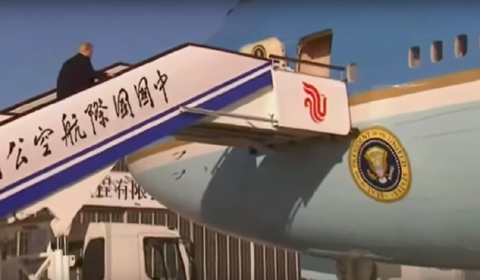 Tổng thống Trump lên máy bay