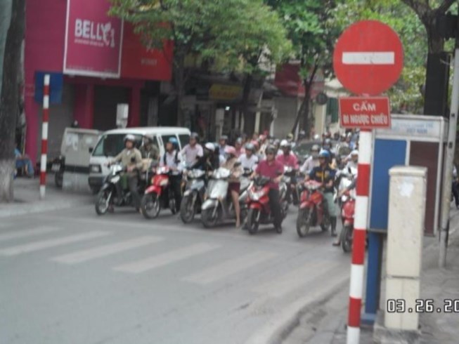 Không được lùi xe ô tô trong trường hợp nào?