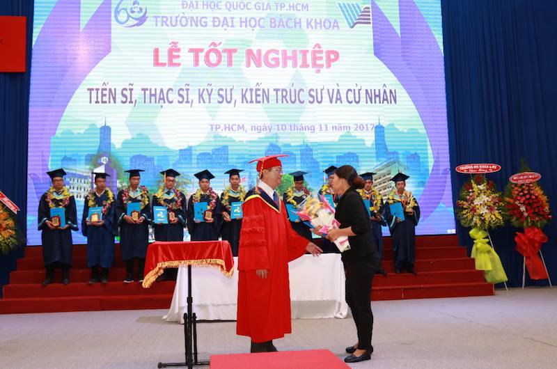 Người mẹ nhận bằng tốt nghiệp thay con gái đã mất