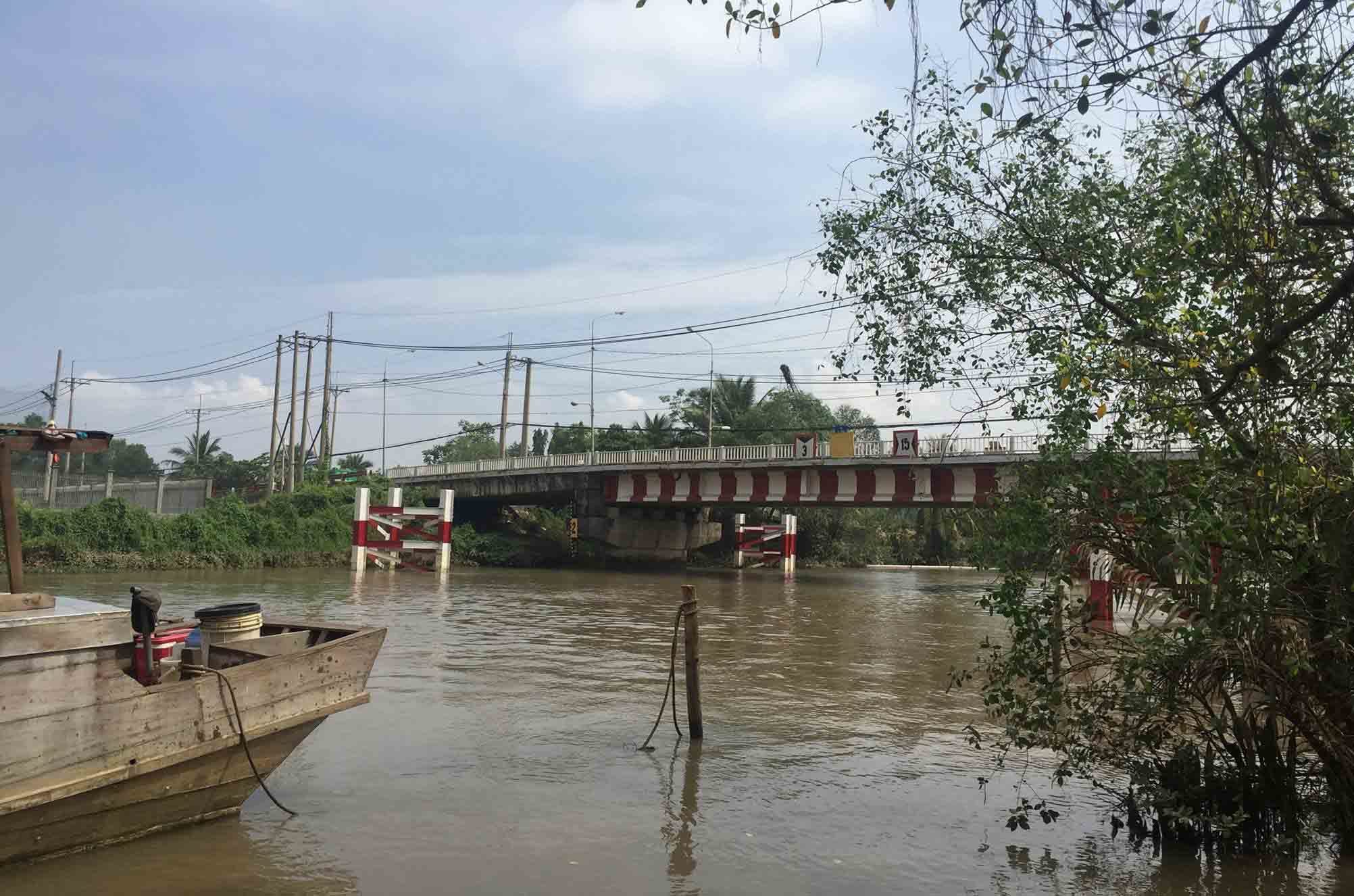 Bất lực cứu người phụ nữ nhảy sông tự tử ở Sài Gòn