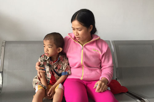Bệnh nặng, cha mẹ nghèo, tính mạng cậu bé 4 tuổi mong manh lắm
