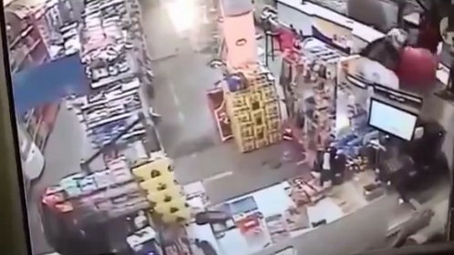 Giằng co với 2 tên cướp, chủ cửa hàng bị bắn tử vong