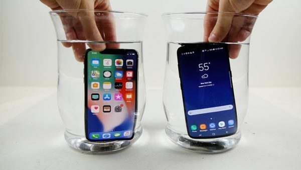 iPhone X hay Galaxy S8 thắng khi bị đóng băng dưới nước?