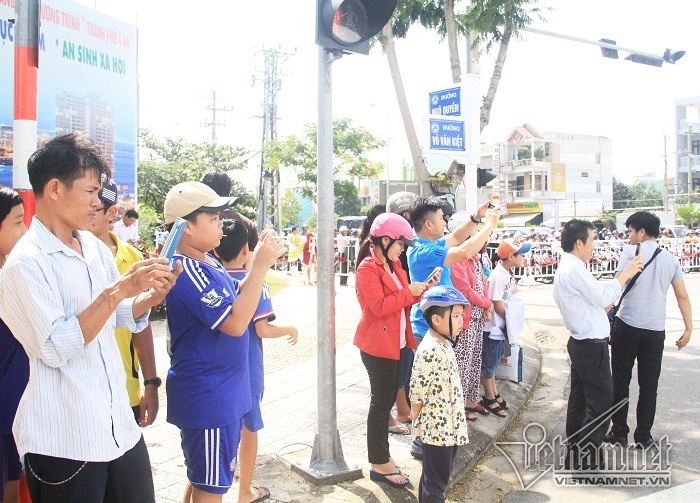 Dân Đà Nẵng xuống đường săn siêu xe các nguyên thủ