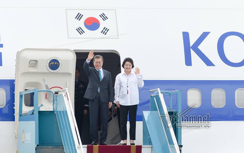 Tổng thống Hàn Quốc và phu nhân đến Việt Nam