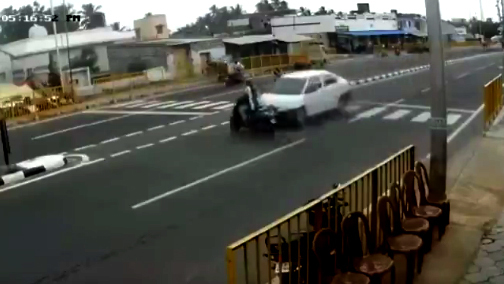 Sang đường bất cẩn, người phụ nữ gặp tai nạn kinh hoàng