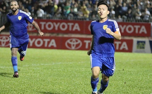 Thắng nghẹt thở Quảng Ninh, Quảng Nam tiến gần ngôi vô địch