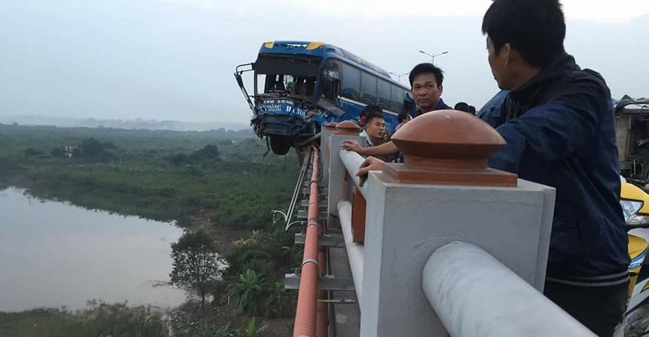 Đâm bung thành cầu Thanh Trì, xe khách suýt rơi xuống sông Hồng