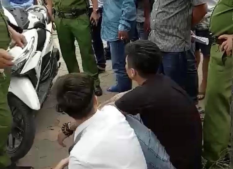 Bắt nhóm đối tượng cầm hung khí chém kính ô tô trên phố