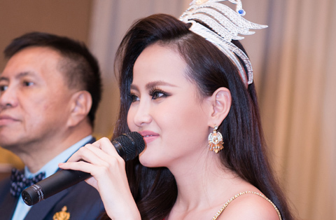 Hoa hậu Khánh Ngân gây bất ngờ khi hát tiếng Anh