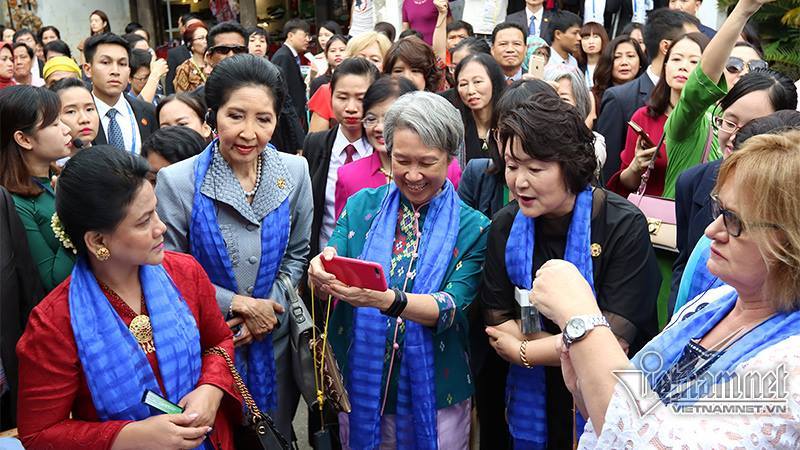 Phu nhân lãnh đạo APEC selfie trên phố cổ Hội An