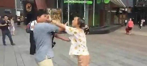 Yêu qua mạng, ngày gặp mặt cặp đôi xông vào đánh nhau vì quá xấu