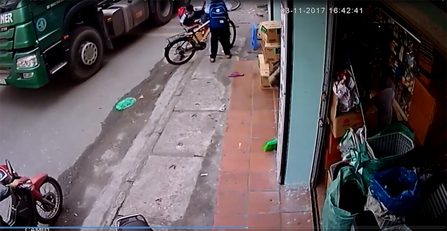 Bé trai thoát chết thần kỳ dưới bánh 'hung thần xa lộ'