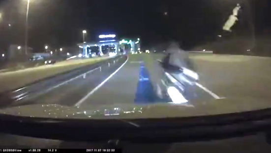 Xe máy nhầm đường đâm trực diện đầu ô tô