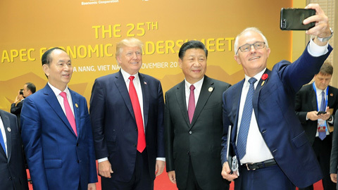 Lãnh đạo APEC tươi cười chụp ảnh selfie