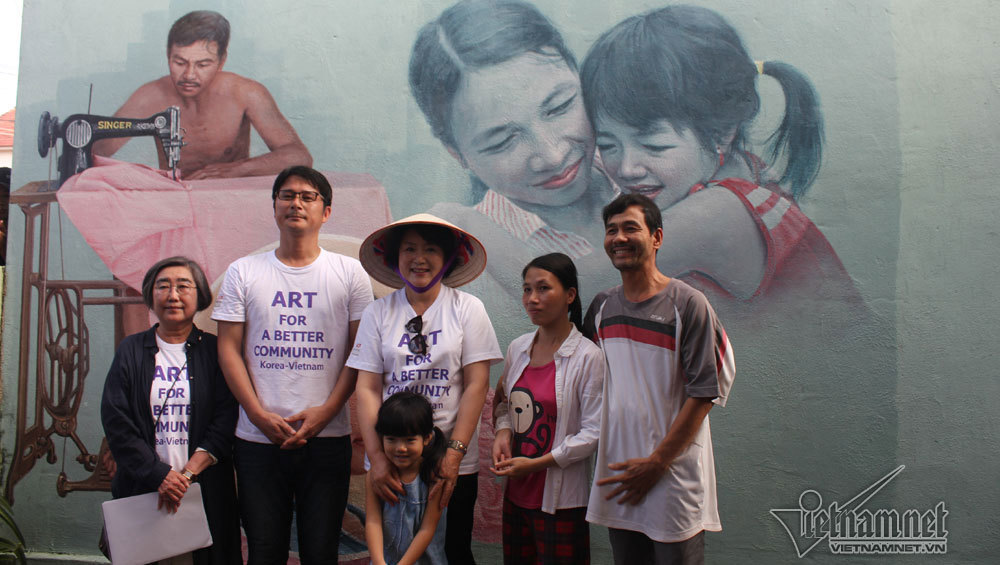 Phu nhân Tổng thống Hàn Quốc tươi cười nón lá, thăm làng bích họa