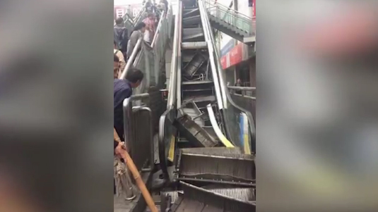 Thang cuốn đột ngột tự phá huỷ, hành khách kinh hãi