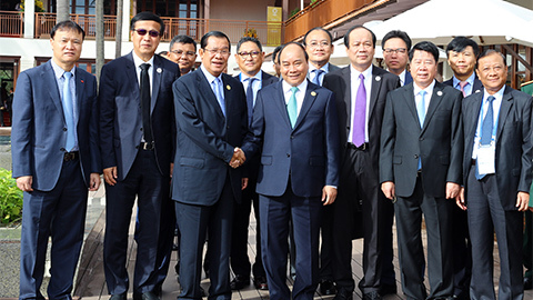 Thủ tướng Nguyễn Xuân Phúc gặp Thủ tướng Campuchia tại APEC