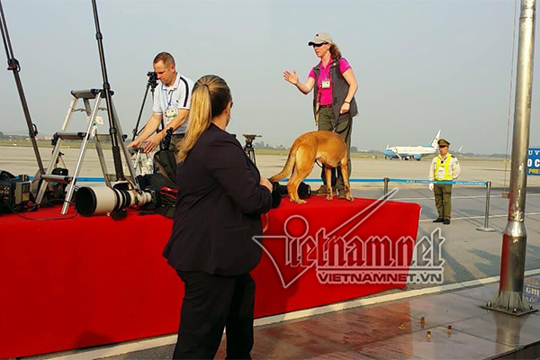 Chó nghiệp vụ Mỹ rà soát an ninh sân bay Nội Bài