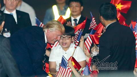Cậu bé 11 tuổi bất ngờ được Tổng thống Donald Trump tặng hoa
