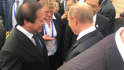 Món quà bất ngờ Tổng thống Putin nhận được tại chân cầu thang máy bay