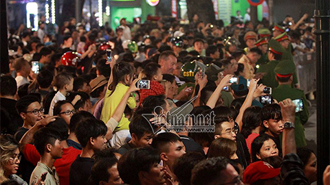 Hàng nghìn người Hà Nội đổ ra đường đón Tổng thống Mỹ