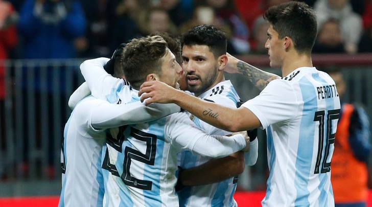 Aguero lập công, Argentina thắng Nga gây tranh cãi