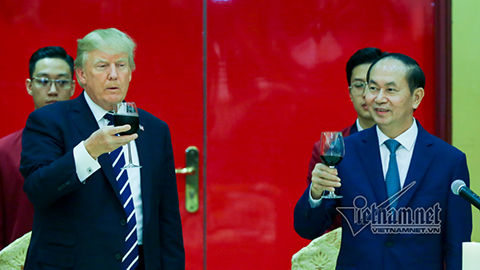 Tổng thống Donald Trump dự tiệc chiêu đãi Nhà nước