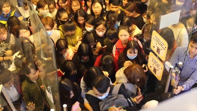 clip xô đẩy mua mỹ phẩm