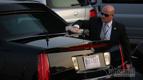 Mật vụ Mỹ lau 'Quái thú' bóng loáng chở Tổng thống Donald Trump