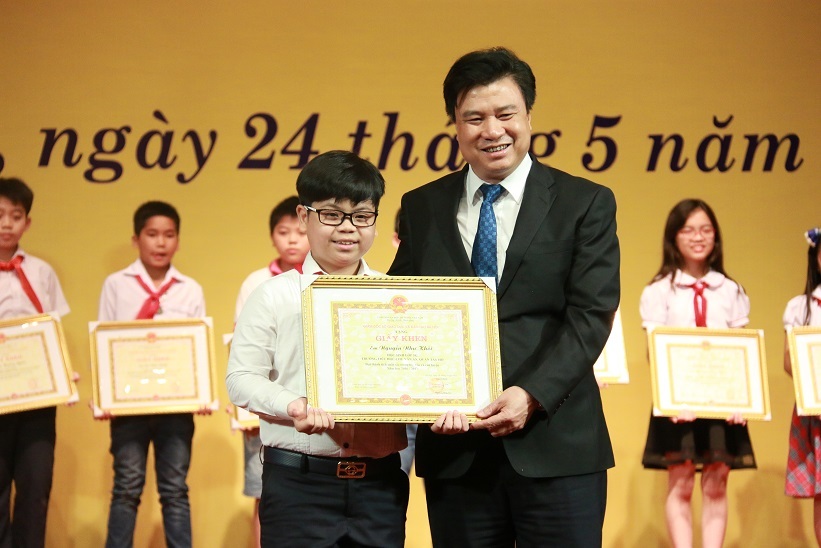 Gặp cậu bé 11 tuổi bất ngờ được Tổng thống Mỹ Donald Trump tặng hoa