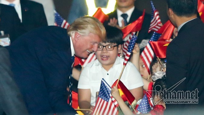 Gặp cậu bé 11 tuổi bất ngờ được Tổng thống Mỹ Donald Trump tặng hoa