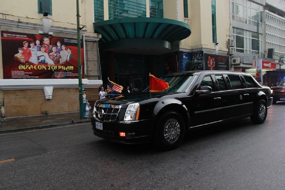 Đoàn xe đưa TT Mỹ vào phủ Chủ tịch nước