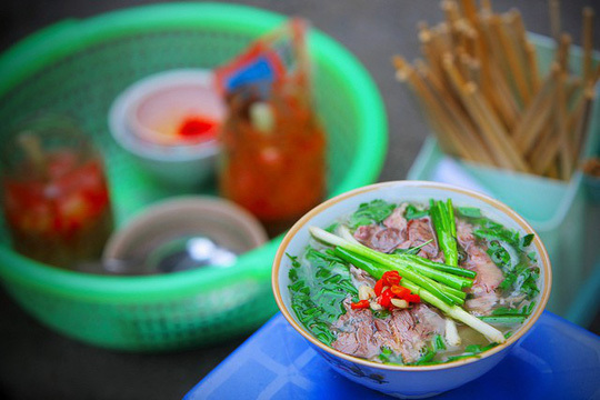 Những hàng quán mở cửa giờ 'quái dị', ai cũng chờ
