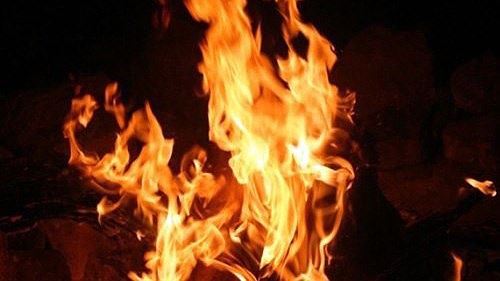 Người đàn ông cháy sém trong góc nhà nghi tự thiêu