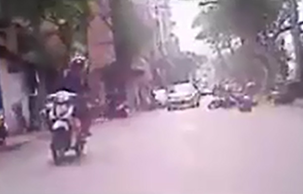 Vụ va chạm khó hiểu trên phố Hà Nội khiến người xem 'đau đầu' tranh luận