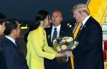 Nữ sinh xinh đẹp tặng hoa Tổng thống Mỹ Donald Trump là ai?