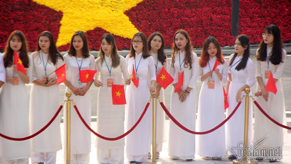 Nữ sinh Hà Nội rạng rỡ trong tà áo dài đón Chủ tịch Trung Quốc