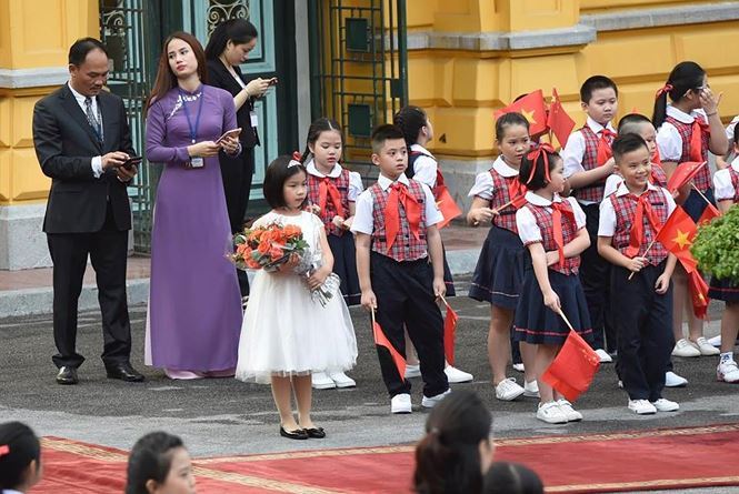 Cô bé Việt Nam tặng hoa Tập Cận Bình, Obama