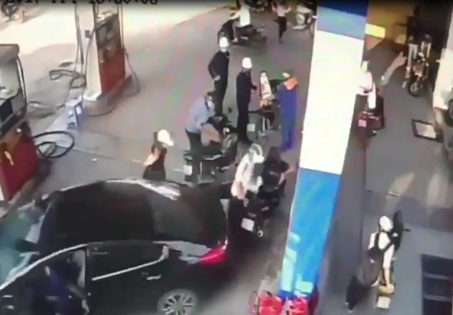 Tài xế đạp nhầm chân ga, xế hộp đâm tung cột bơm xăng