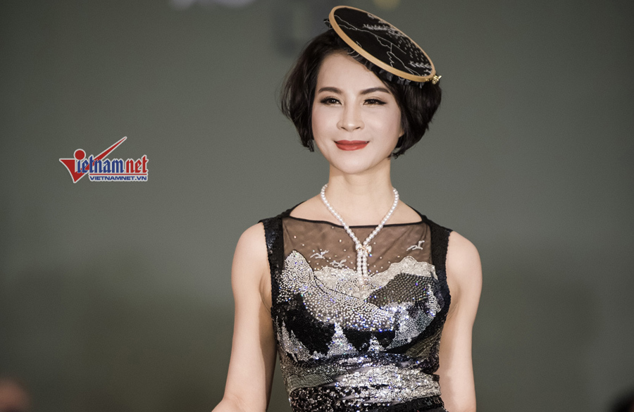 U50 Thanh Mai diện váy đính 20.000 viên kim cương nhân tạo