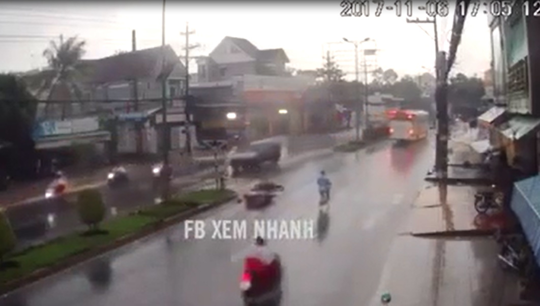 Đi xe máy gặp nạn dưới trời mưa: Nguyên nhân từ bên không ai chú ý