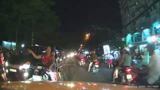 Bà mẹ chở con đi ngược chiều còn lớn tiếng cãi tài xế ô tô