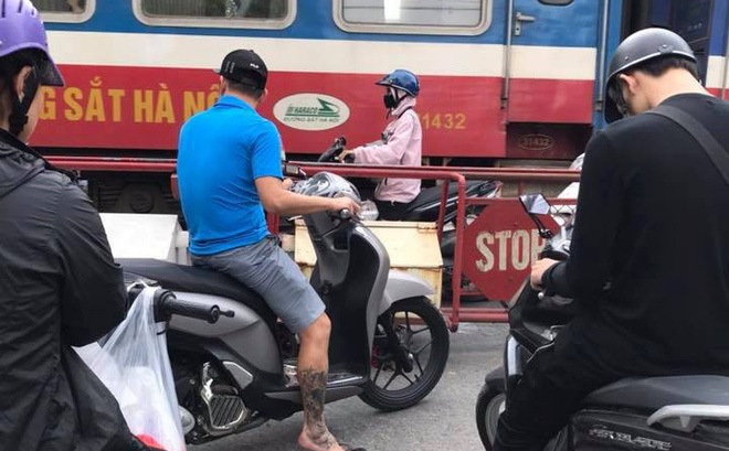 Hành động của cô gái khiến cả phố bức xúc 'nín thở' theo dõi