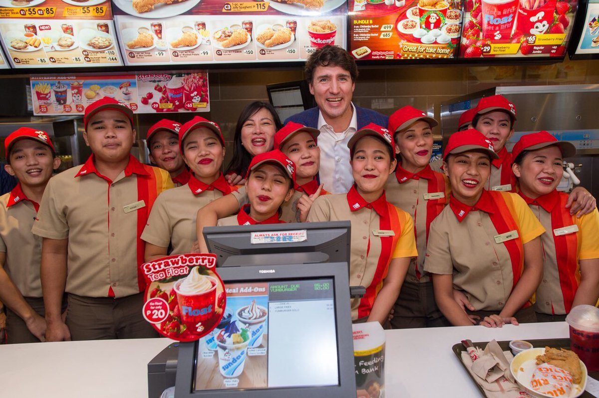 Thủ tướng Canada gây “bão” khi mua gà rán ở Manila