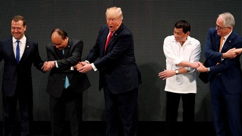 Ông Trump lúng túng bắt tay kiểu ASEAN